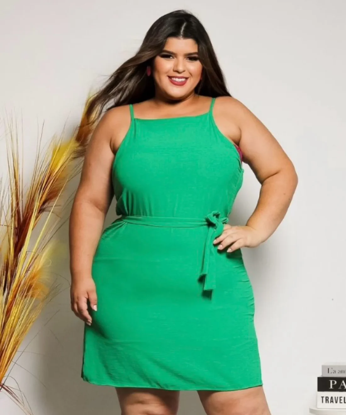 Vestido Plus Size com Alças Finas e Amarração na Cintura