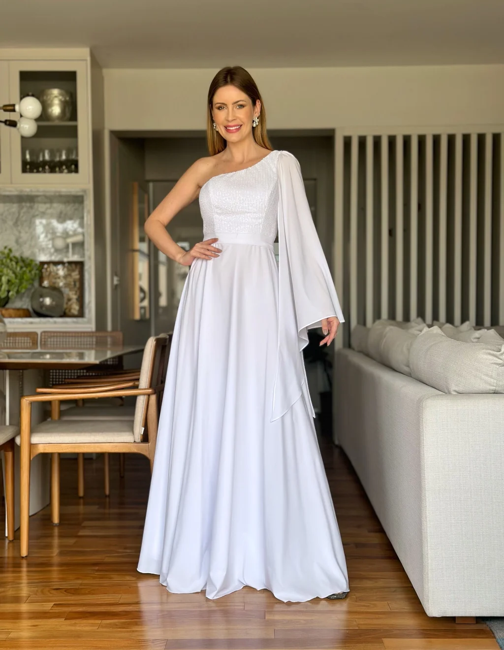 Vestido de Festa Branco em Paetê Manga Fluida