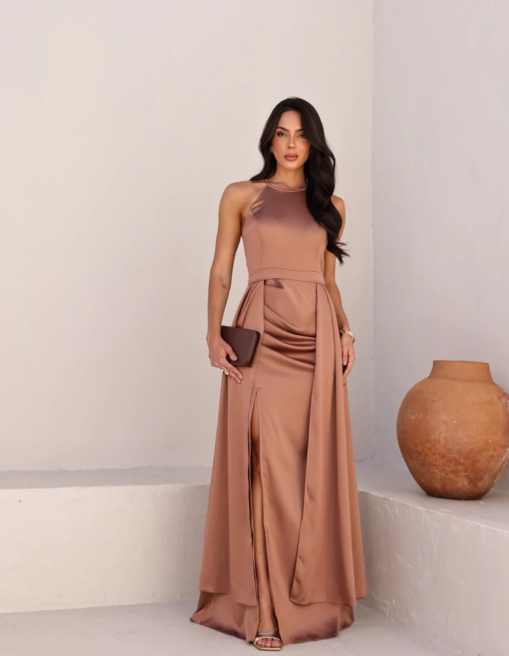 Vestido Longo em Crepe Satin Mocha Mousse de Festa