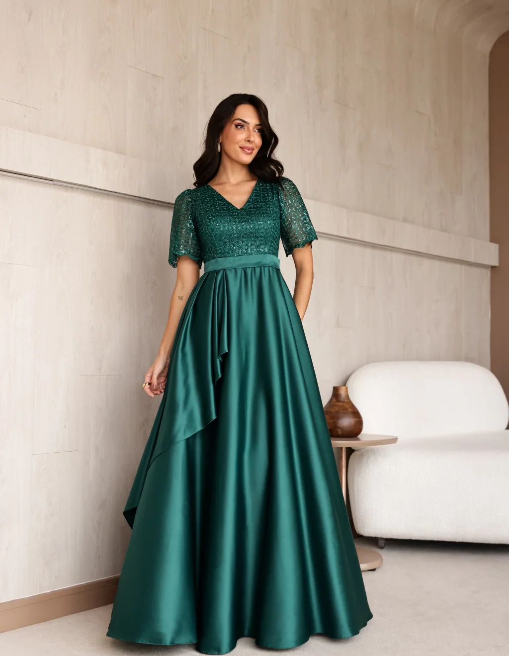Vestido Clássico em Crepe Satin Verde Esmeralda de Festa