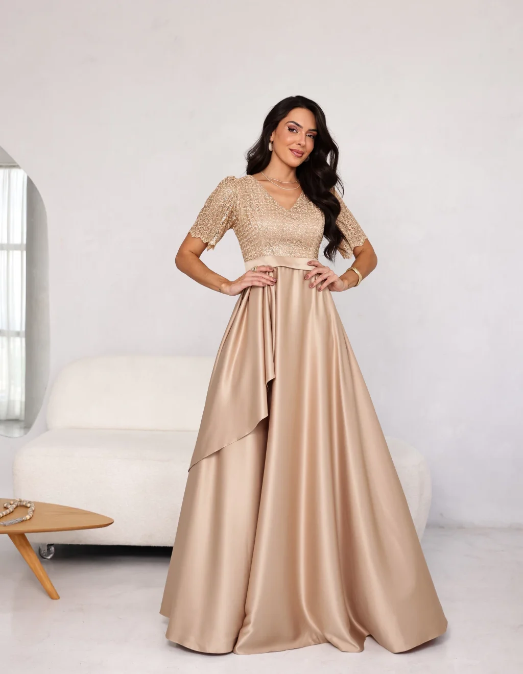 Vestido Clássico em Crepe Satin Dourado de Festa